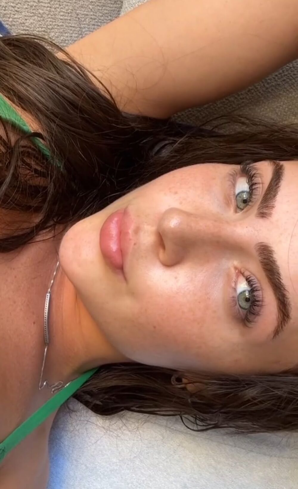 Resultado do efeito molhado Jade Picon nos cílios, aspecto natural — Tatuapé
