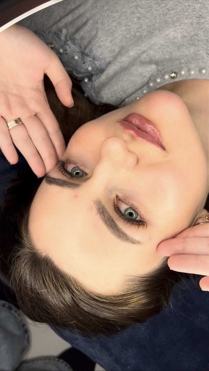 Cílios marrom efeito natural em olhos claros no Tatuapé