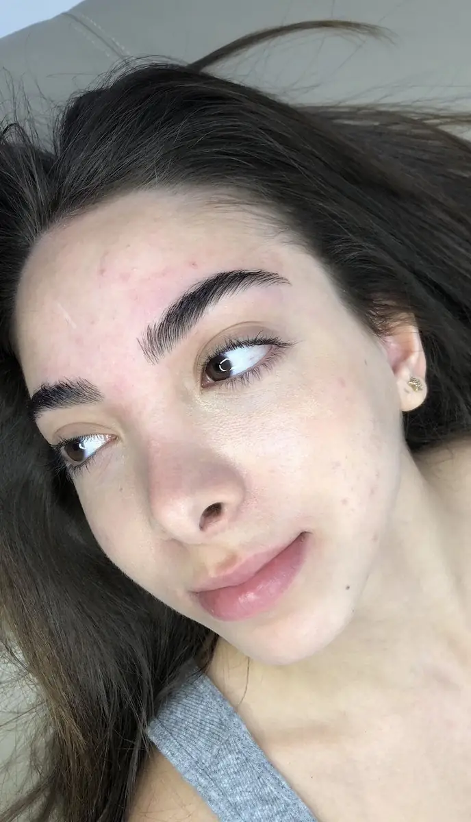 Sobrancelhas naturais cheias e bem definidas no Tatuapé — resultado real Bella Beauty Club